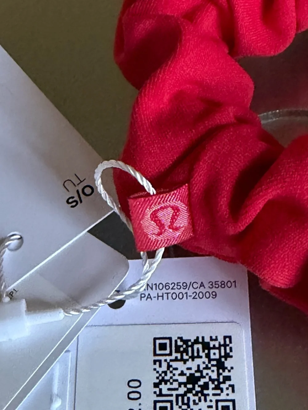 LULULEMON Uplifting Scrunchie True Red NWT